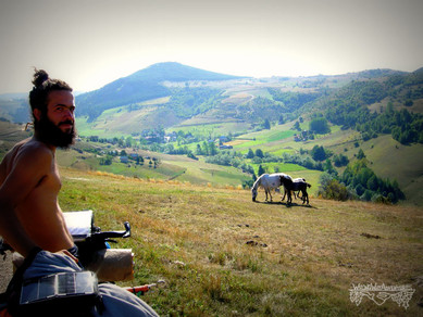 Selfie con un paisaje de Serbia y caballos al fondo
