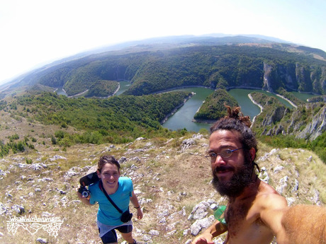 Selfie de Colleen y Jose en el Cañón del Uvac, Serbia