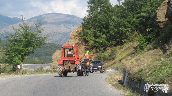 Montañas de Albania, tractor, bicicleta