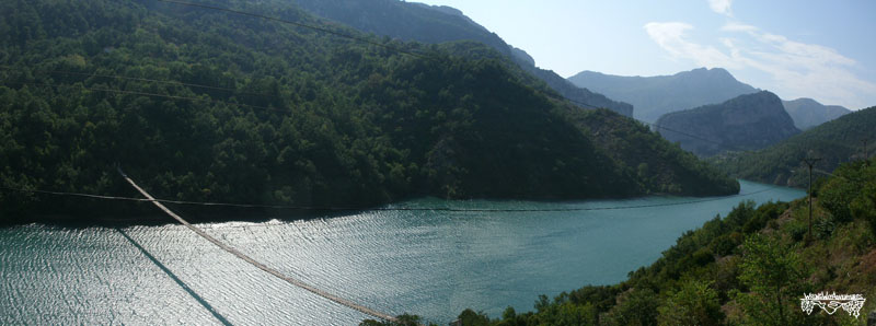 Puente colgante en Albania